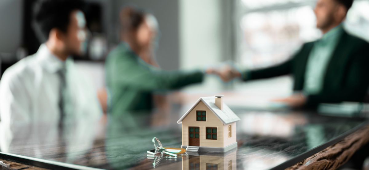 homebuyer shaking hands with a mortgage broker – Why Use a Mortgage Broker blog